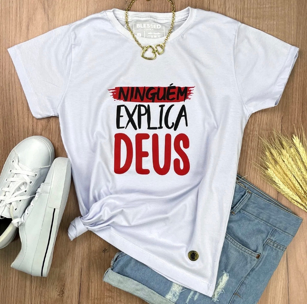 Camiseta Feminina “Ninguém explica Deus”