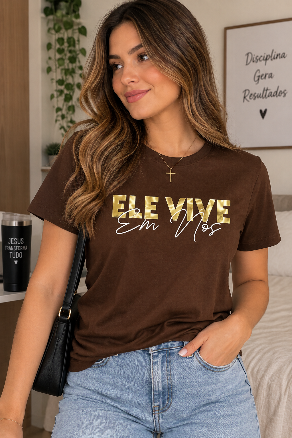 Camiseta Feminina Ele vive em nós”