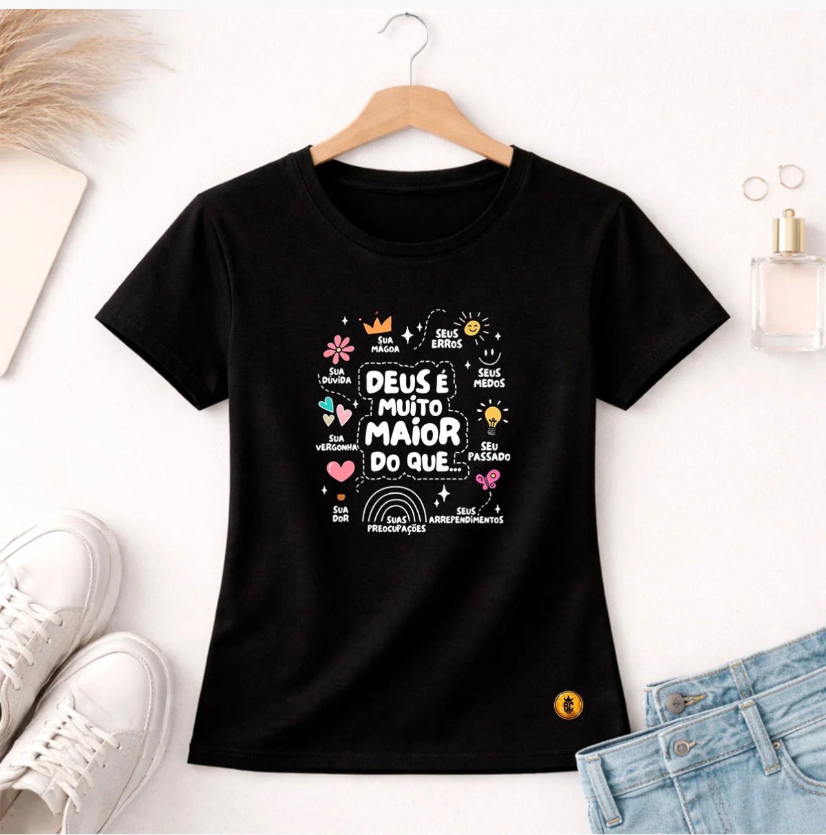 Camiseta Feminina Preta “Deus é maior…”