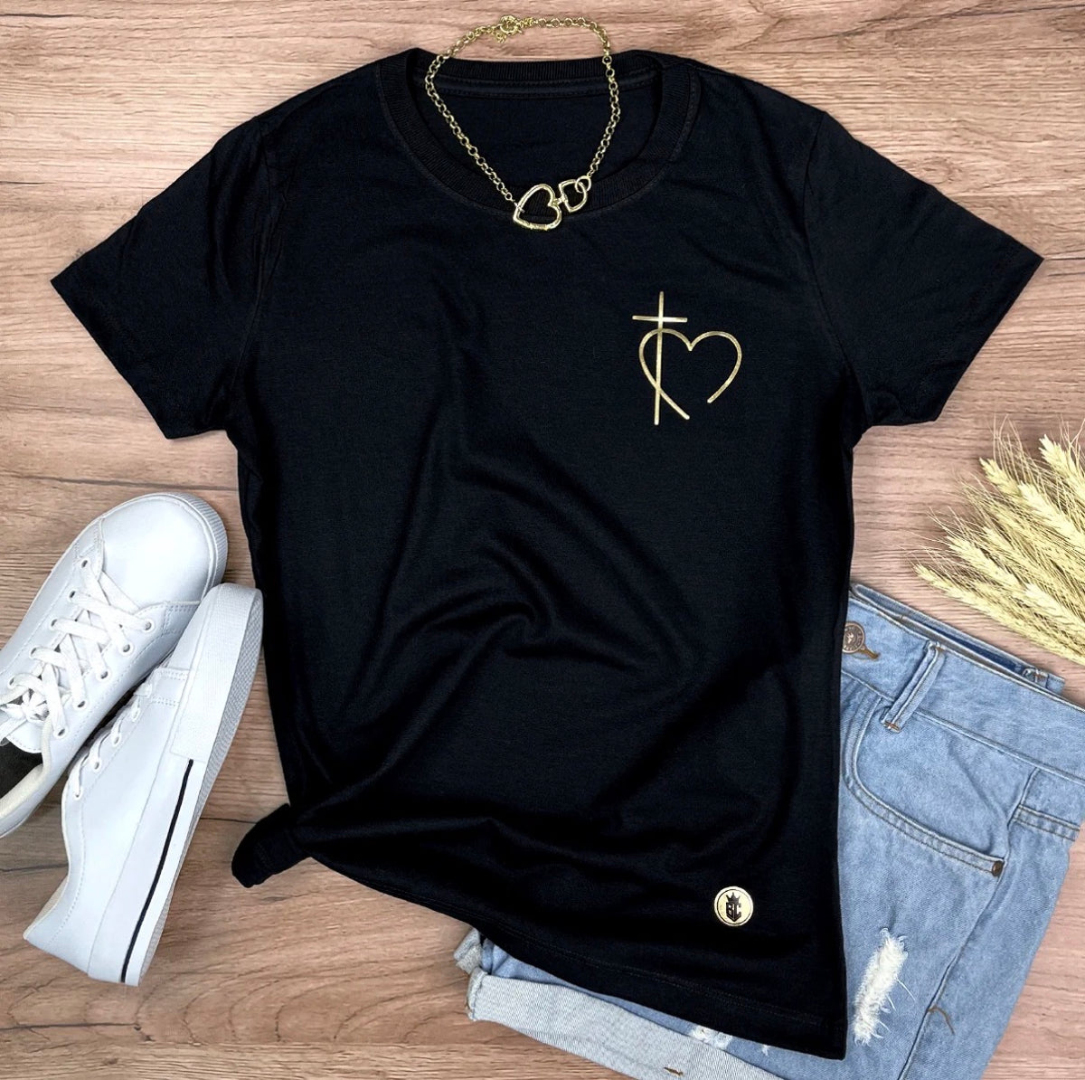 Camiseta Feminina Preta “Coração, Cruz” minimalista