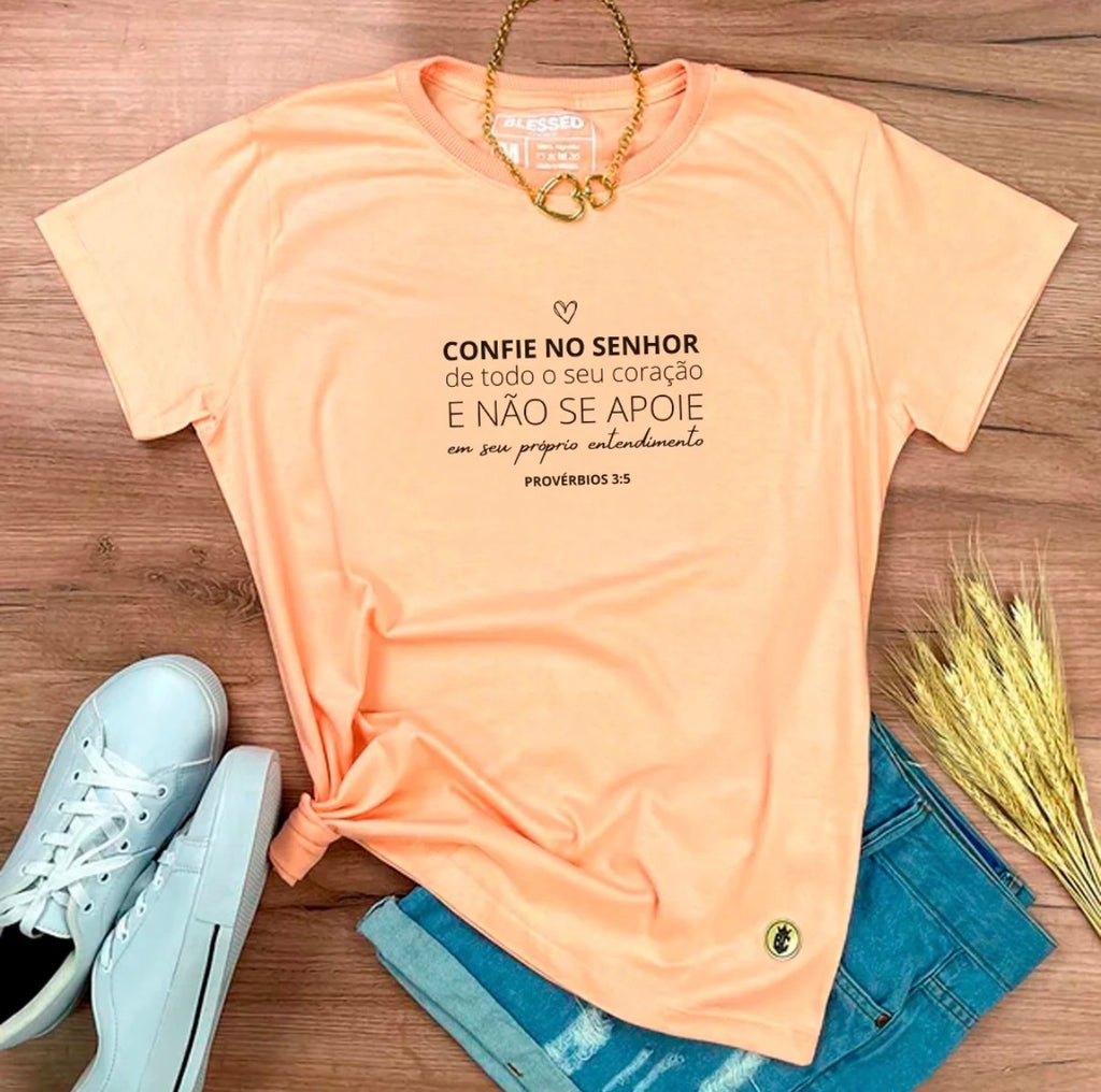 Camiseta Feminina Salmão “Confie no Senhor”