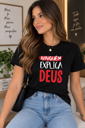 Camiseta Feminina Preta “Ninguém Explica Deus”
