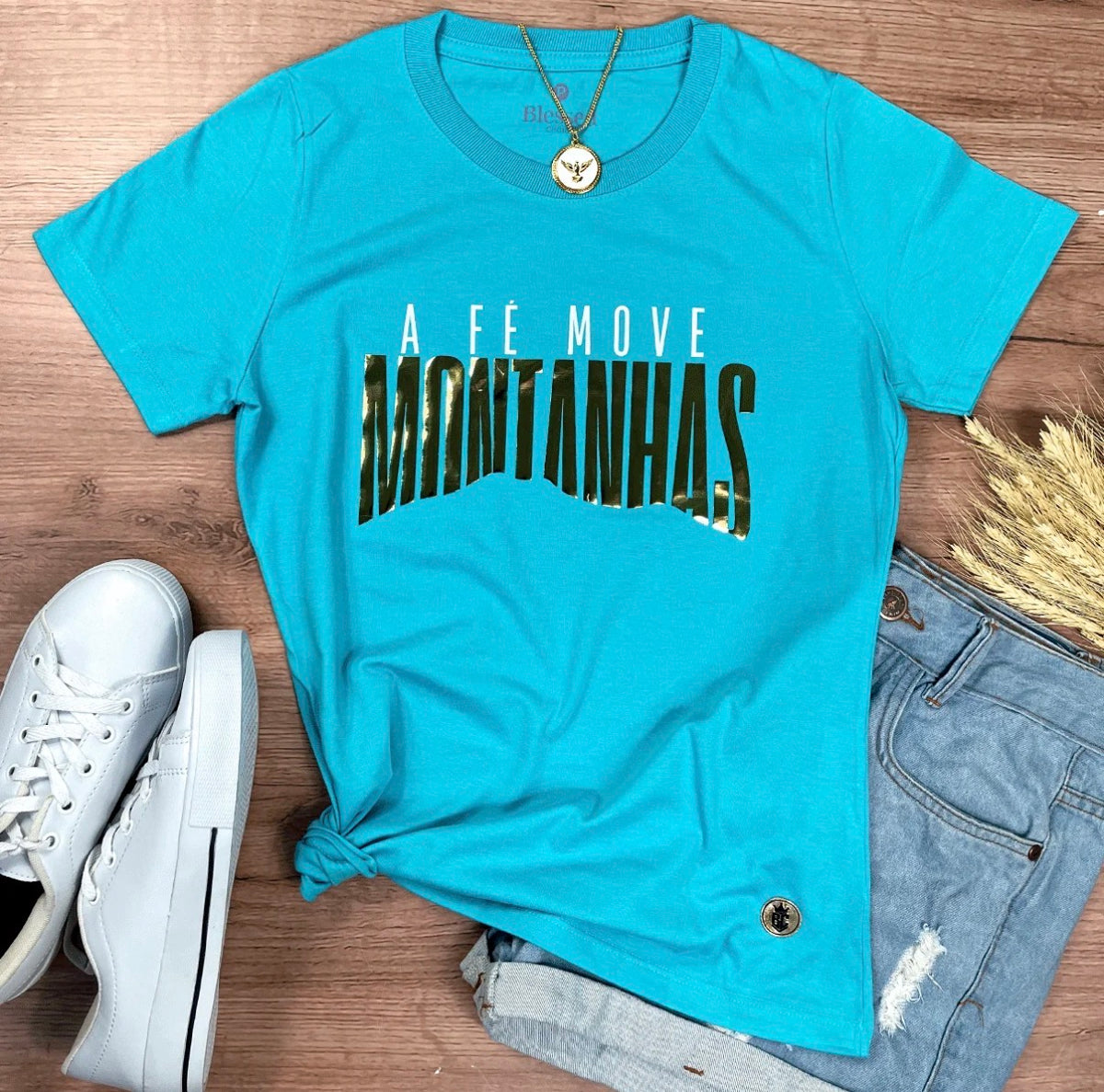 Camiseta Femenina “A Fe move montanhas”