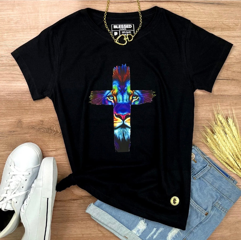 Camiseta Feminina “Cruz, Leão colorido”