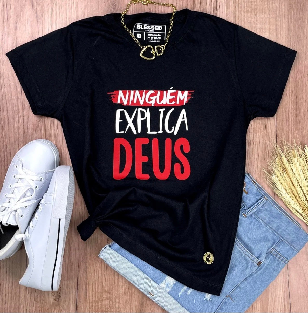 Camiseta Feminina Preta “Ninguém Explica Deus”