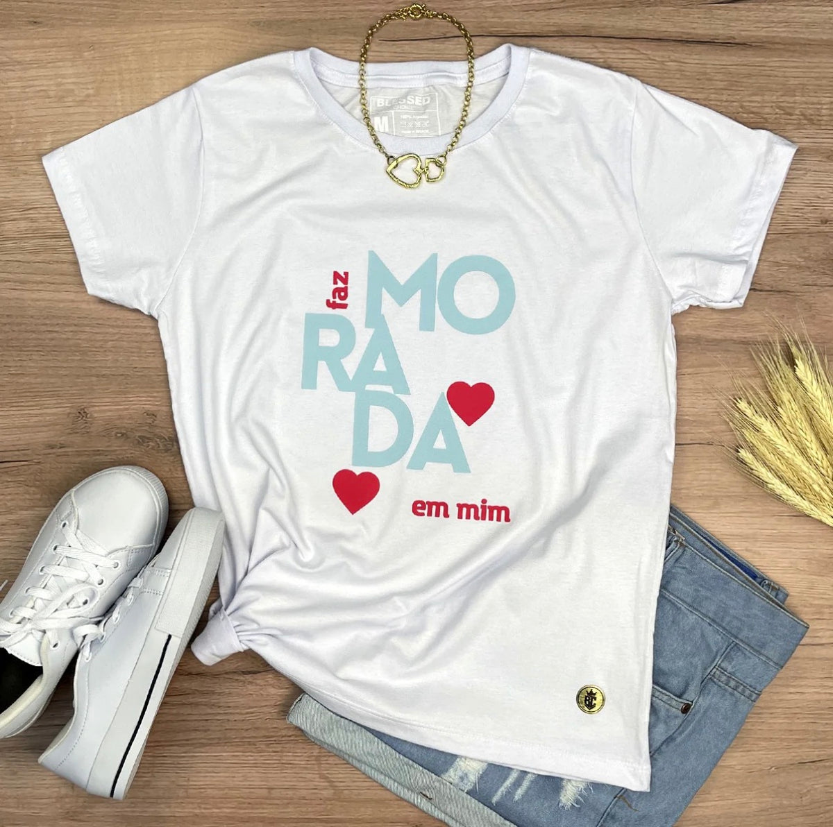 Camiseta feminina branca “Faz morada em mim”