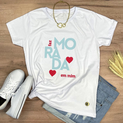 Camiseta feminina branca “Faz morada em mim”