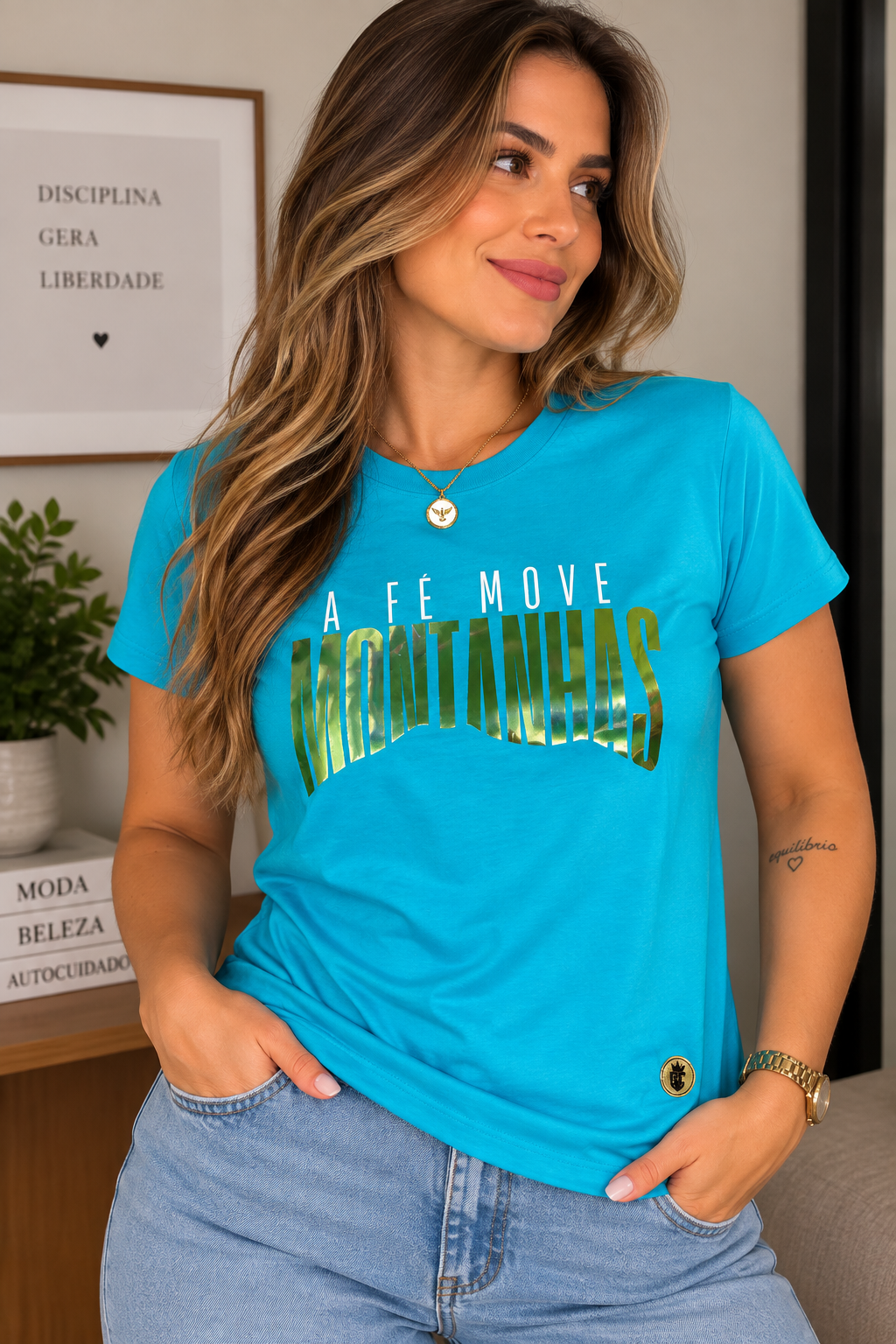 Camiseta Femenina “A Fe move montanhas”