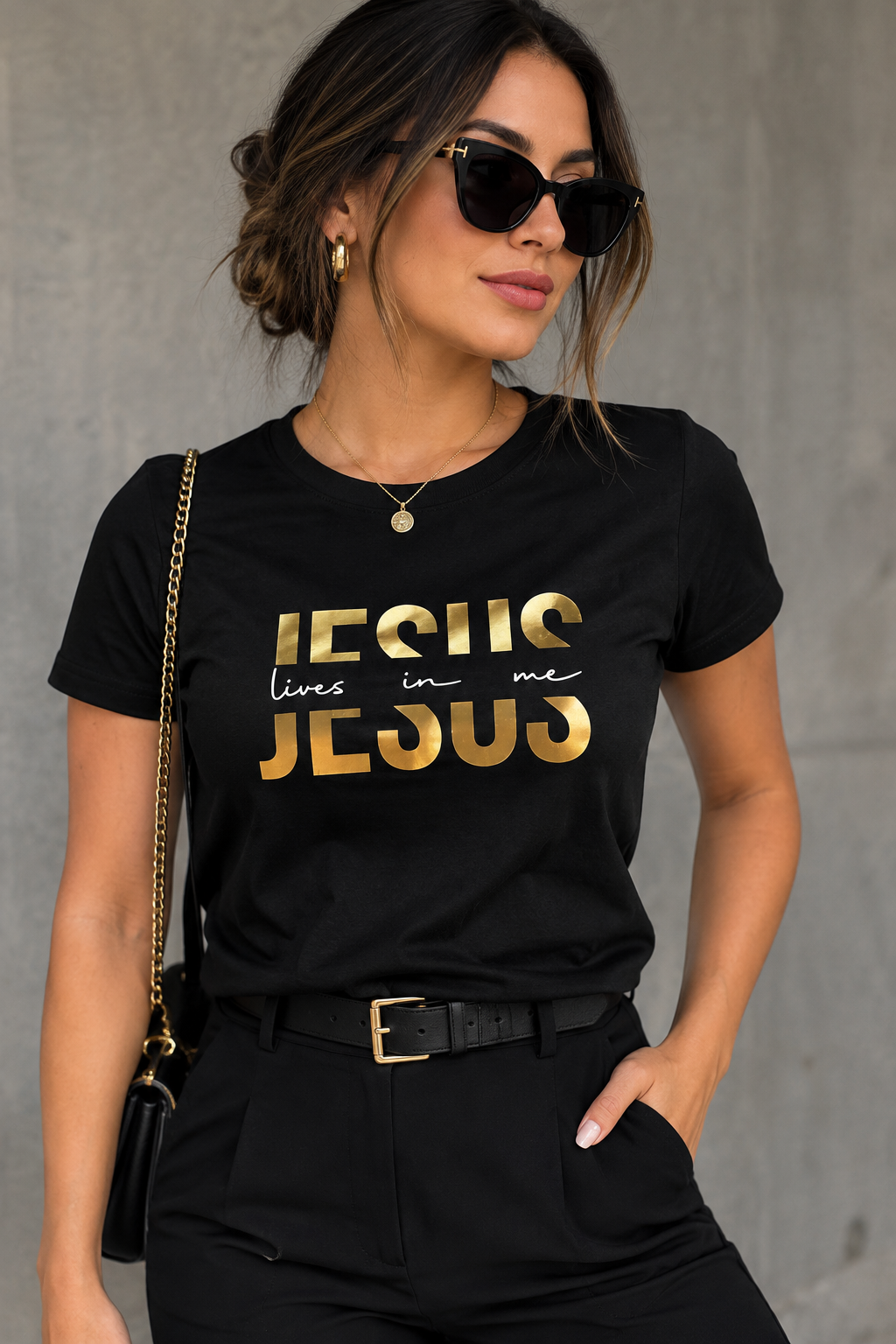 Camiseta Feminina Jesus lives in me”