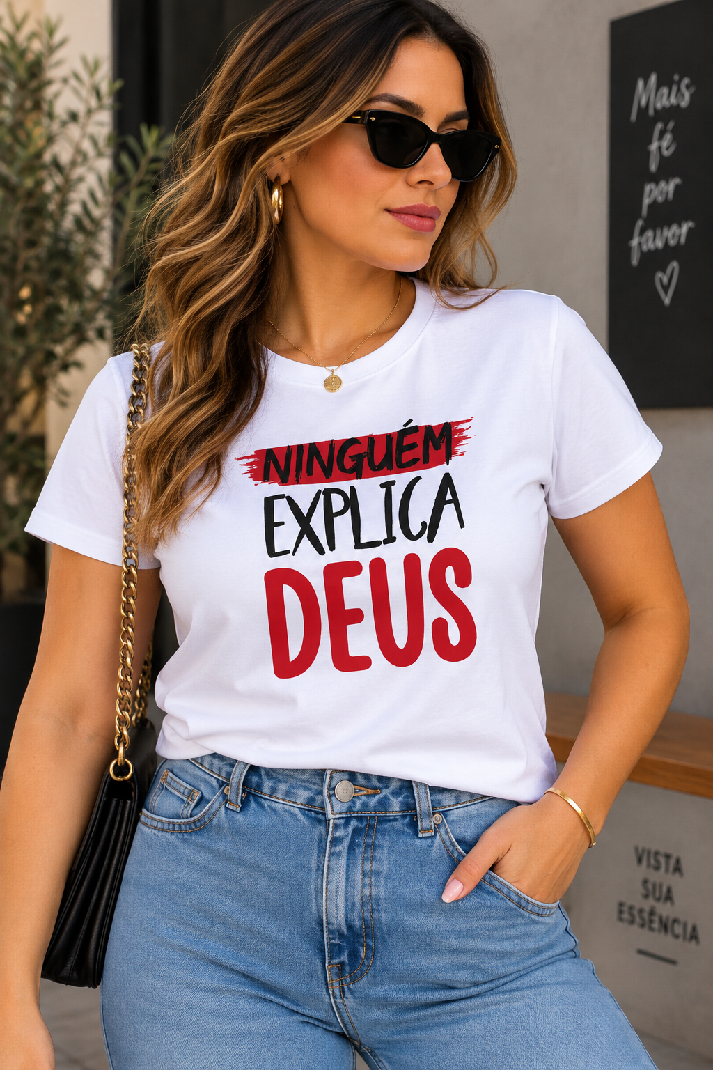 Camiseta Feminina “Ninguém explica Deus”