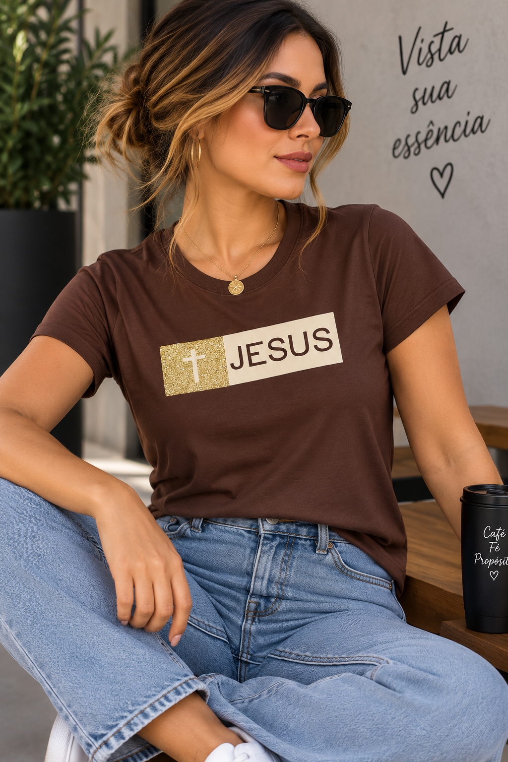 Camiseta Feminina marrom “Cruz, Jesus” com aplique em gliter